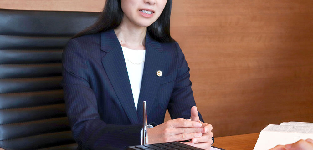 女性弁護士が対面で相談者の相談をヒアリング